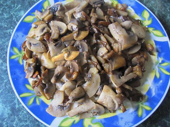 Салат «Подсолнух» с чипсами, курицей и грибами