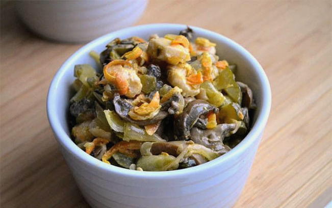 Рецепт Салат с кукурузой, грибами и огурцами
