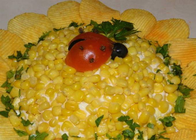 Слоеный салат «подсолнух» с кукурузой и чипсами