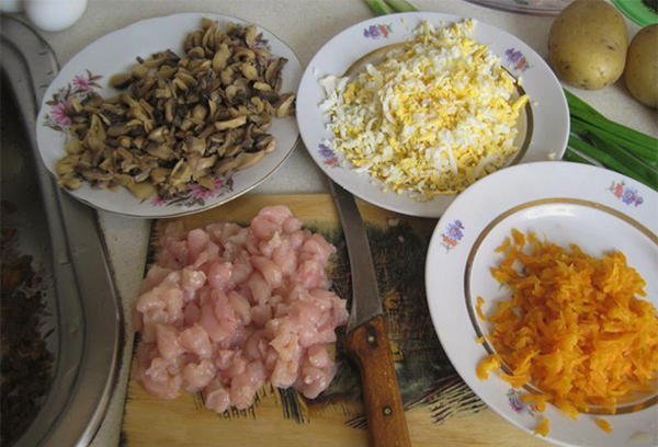 Салат «Подсолнух» с курицей, грибами и корейской морковью