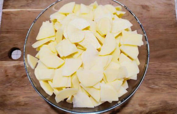 Картофельная запеканка с куриной грудкой, сыром и помидорами в духовке