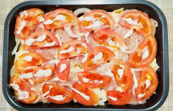 Картофельная запеканка с куриной грудкой, сыром и помидорами в духовке