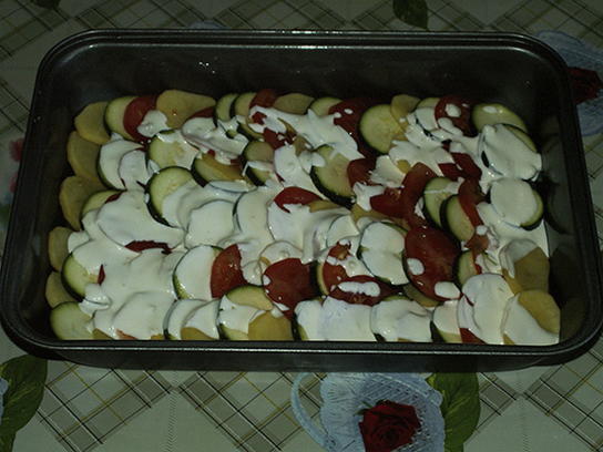Запеканка из картошки, курицы, кабачков, сыра и помидоров в духовке