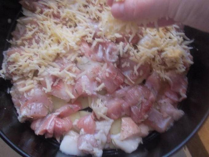 Картофельная запеканка с курицей, сыром и грибами в духовке