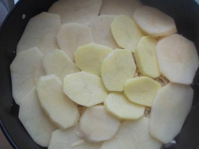 Картофельная запеканка с курицей, сыром и грибами в духовке
