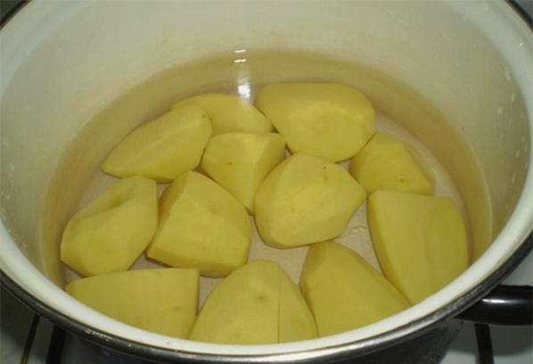 Картофельная запеканка с курицей, грибами, сыром и помидорами