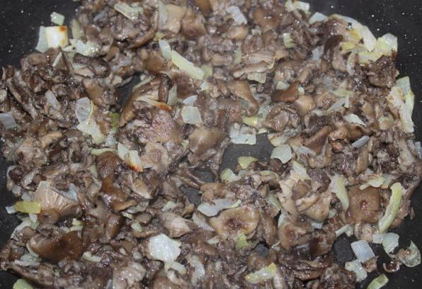 Запеканка из картофельного пюре, фарша и грибов