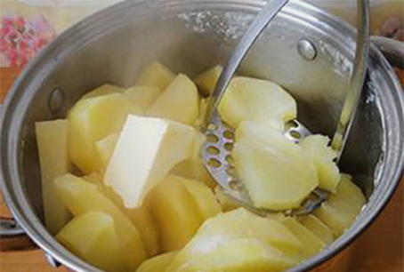 Запеканка из картофельного пюре на сковороде