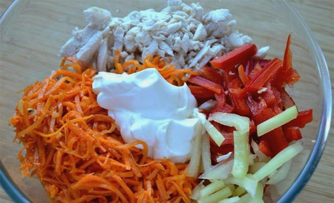 Салат с копченой курицей, корейской морковью и болгарским перцем