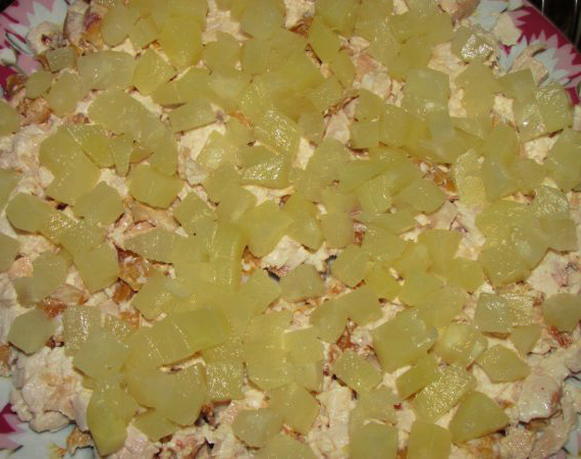 Слоеный салат с копченой курицей, ананасом и сыром