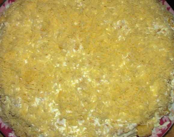 Слоеный салат с копченой курицей, ананасом и сыром