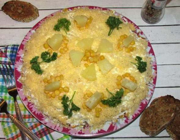 Слоеный салат с курицей, грибами и ананасами в виде торта