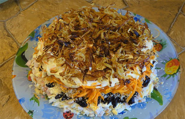Салат с копченой курицей, грибами и картошкой