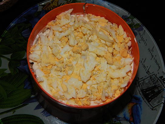 Салат с копченой курицей, грибами, сыром и яйцом