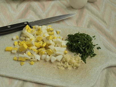 Салат с копченой курицей, грибами и сыром