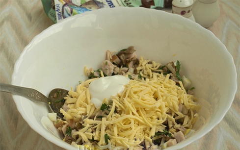 Салат с копченой курицей, грибами и сыром