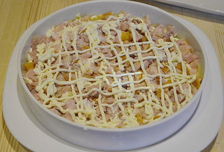 Салат с копченой курицей, жареными грибами и сыром
