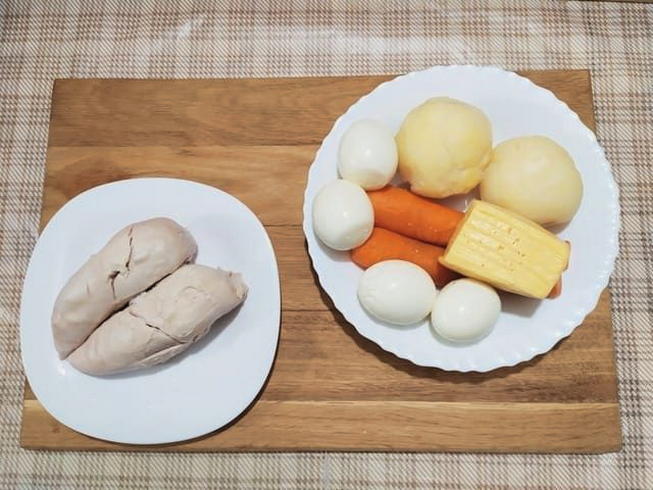 Салат с курицей, грибами, морковью и луком
