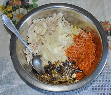 Салат с курицей, грибами, корейской морковью и яйцом