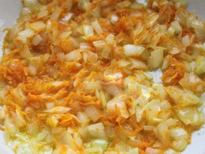 Салат с курицей, грибами, яйцом и морковью