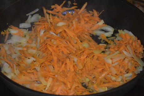 Салат с курицей, грибами, морковью, яйцом и сыром
