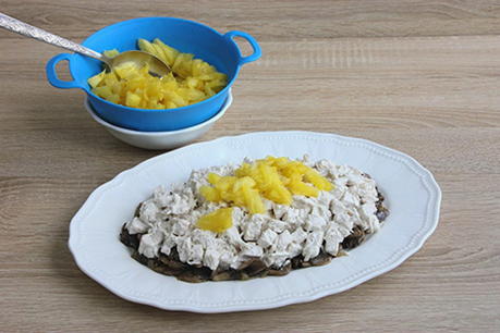 Салат с курицей, ананасом, грецким орехом и грибами