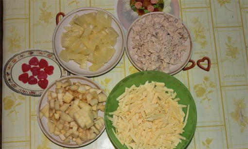 Салат с курицей, ананасом, сыром и яблоком