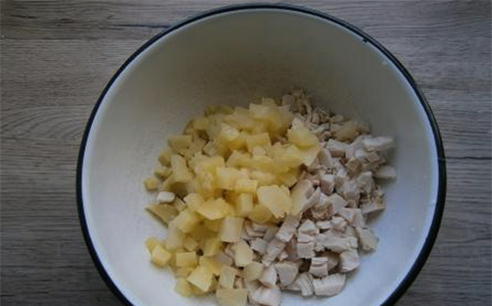 Салат с курицей, ананасом, сыром и картошкой