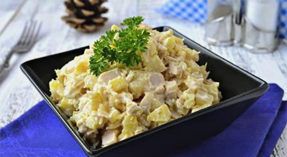 Слоеный салат с копченой курицей, ананасом и картофелем. Рецепт с фо то