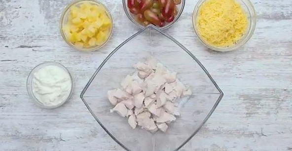 Салат с курицей, ананасом, сыром и виноградом