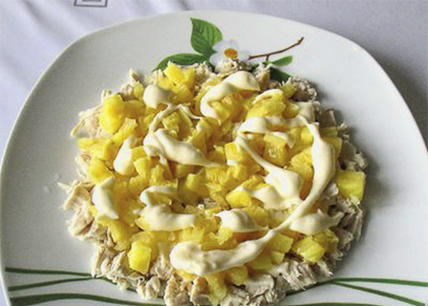 Салат с курицей, ананасом, сыром и ананасом консервированным