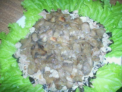Салат с курицей, грибами, огурцами, сыром и черносливом
