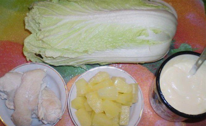 Салат с курицей, ананасом, кукурузой и пекинской капустой