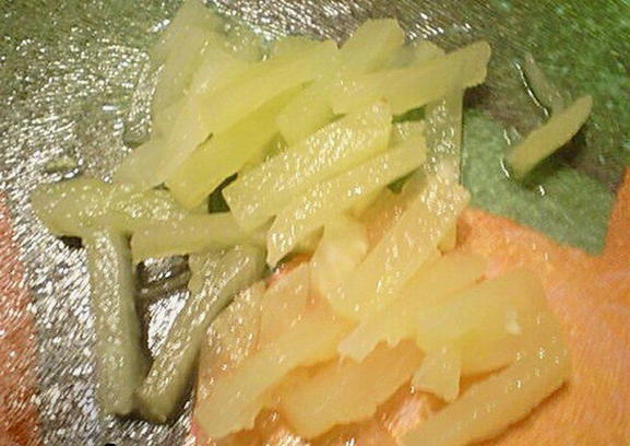 Салат с курицей, ананасом, кукурузой и пекинской капустой