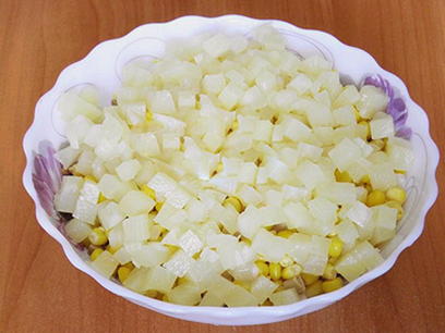Салат с курицей, ананасом, грибами и кукурузой