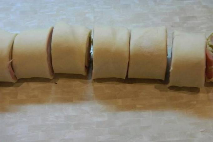 Рулетики с ветчиной и сыром из слоеного теста в духовке