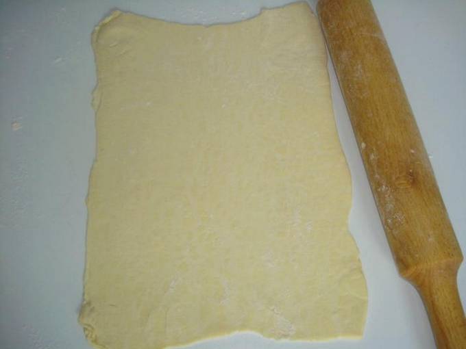 Улитки из слоеного теста с колбасой и сыром