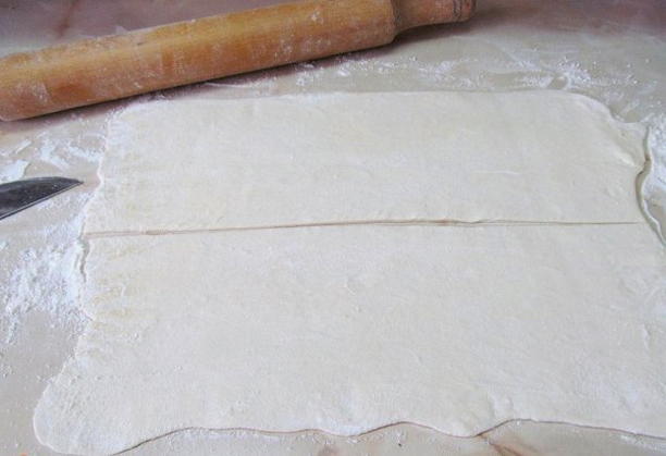 Как разморозить слоеное тесто быстро из морозилки. Разморозьте тесто и разрежьте его на пласты. Слоеное тесто разморозить. Как быстро разморозить слоеное тесто. Тесто разморозить, раскатать, разрезать на 6-8 полосок.