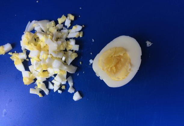 Салат с курицей, сыром, яйцом и чесноком