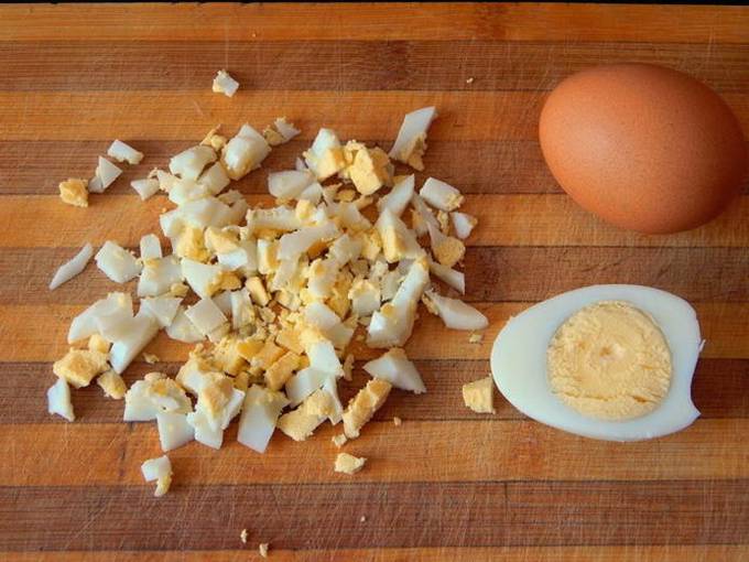 Салат с курицей, сыром, яйцом и грецкими орехами