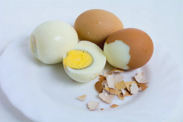 Слоеный салат с курицей, сыром и яйцом