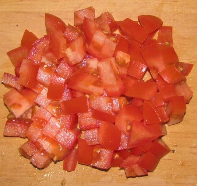 Салат с копченой курицей, помидорами, сыром и чесноком