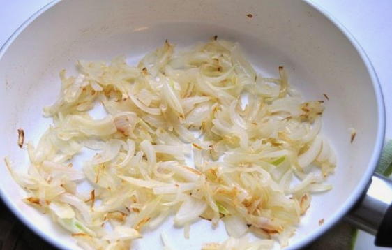Салат Обжорка с курицей, фасолью и грибами - рецепт