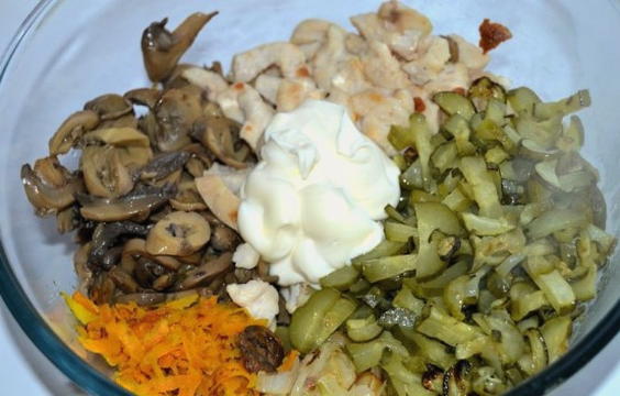 Салат «Обжорка» с курицей и грибами