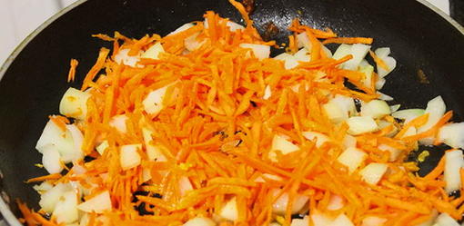 Салат с курицей, соленым огурцом, морковью и луком