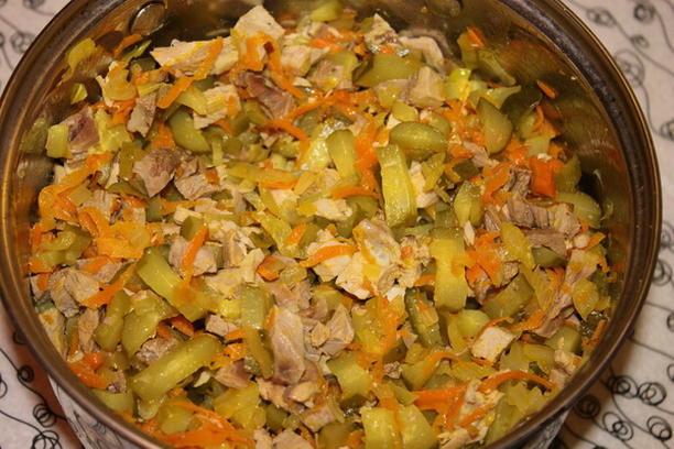 Салат с курицей, соленым огурцом, морковью и луком