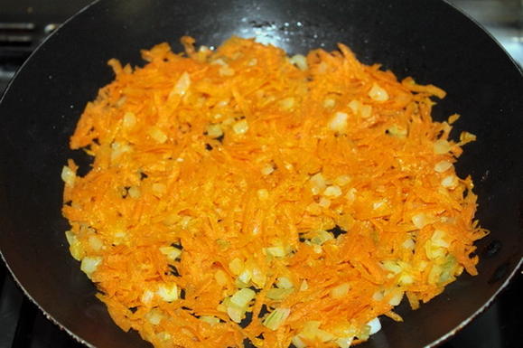Салат Обжорка с курицей, соленым огурцом, морковью и луком
