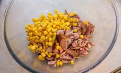Салат с копченой курицей, свежим огурцом и кукурузой