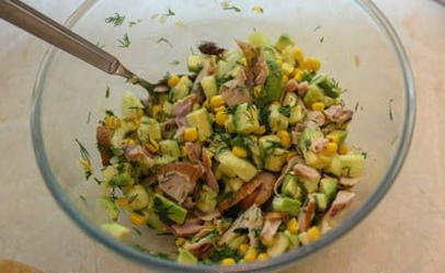Салат с копченой курицей, свежим огурцом и кукурузой