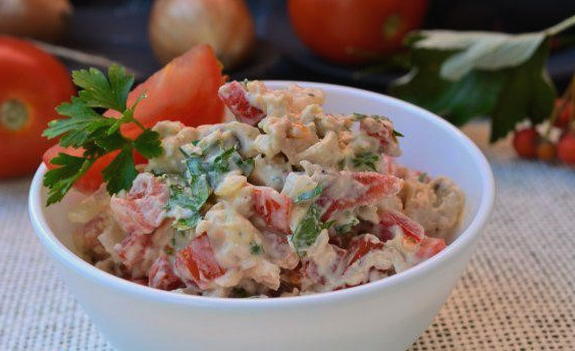 Салат с копченой курицей, помидорами и болгарским перцем - рецепт с пошаговыми фото